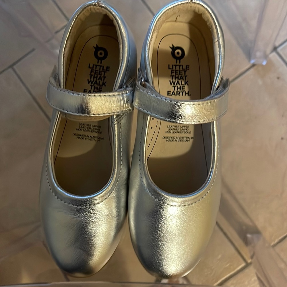Brand new old soles silver size 28 never worn amazing price